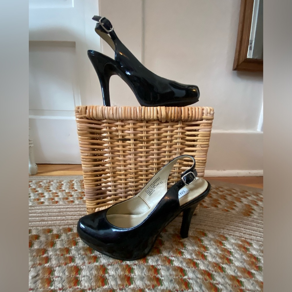 Steve Madden Heeled Sling back black patent pumps Vegan leather. Size 6.5